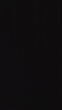 Otobüs penceresinden kilise ve palmiye ağaçları da dahil olmak üzere güzel şehir manzarasını izleyen yolcular