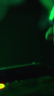 Gece kulübünde erkek el işi wirh dj karıştırma paneli. Görüntü. Ustanın elleri sürgülere dokunuyor ve düğmeler elektronik müzik çalıyor. Gece hayatı, rahatlama ve keyifli zaman kavramı.