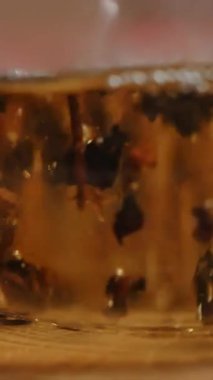 Bu video, kırsal bir masada dumanı tüten bir fincanla sakin bir çay hazırlama sahnesi içeriyor. İçi demlenmiş çay dolu cam çaydanlık rahatlamaya davetiye çıkarır. Medya