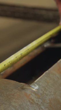 Çok yetenekli bir zanaatkar, imalat için titizlikle titiz ölçümler yapar ve ideal doğruluğu sağlar. Medya