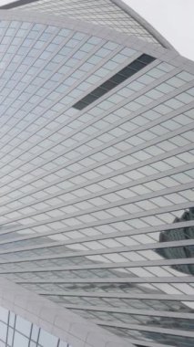 Çarpıcı alçak açı görüntüsü, yenilikçi tasarımı ve eşsiz yapısıyla modern bir gökdeleni vurguluyor. Eylem