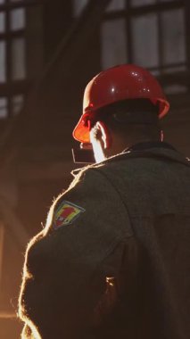 Kendini işine adamış iki fabrika işçisi canlı bir endüstriyel ortamda temel güvenlik protokollerini etkili bir şekilde sergiliyor. Menkul Kıymetler