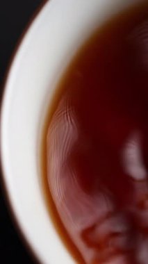 Dinamik ve büyüleyici bir çay ya da kahve karışımı. Zengin renkler, enfes hareketler ve akışkan sanatlar içeriyor. Medya