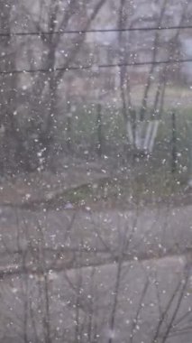 Şehirde kar yağışı. Şehir geçmişi. Hüzünlü sonbahar manzarası yavaş çekimde. Bulanık arkaplan ile odağı değiştir.