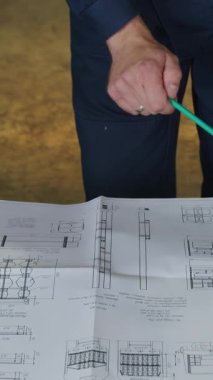 Deneyimli profesyoneller, inşaat ve tasarım projeleri için hayati önem taşıyan ayrıntılı planları ayrıntılı bir şekilde inceliyorlar. Medya