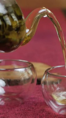 Zarif bir panda figürüyle berrak fincanlara yeşil çay dökülen sakin bir çay takımı. Medya