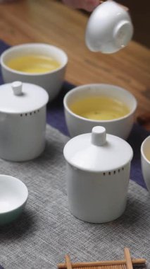 Geleneksel seramiklerin ve hazırlığın titizliğinin sergilendiği güzel sakin bir çay demleme sahnesi. Medya