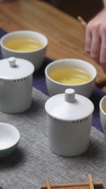 Güzel ve enfes geleneksel çay takımlarını kullanarak kendinizi çay hazırlama ayinine alıştırın. Medya