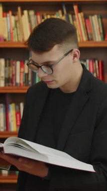 Düşünceli bir genç adam birçok sıra kitap rafının arasında ilginç bir kitap üzerinde çalışmaya dalmış. Medya