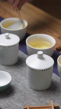 Kendinizi bu muhteşem dingin ve sakin çay seremonisi sahnesiyle demlenen çayın zarafetine daldırın. Medya