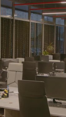 Geniş, boş bir ofis. Parlak, modern bir tasarım ve geniş pencerelerden içeri yayılan bol miktarda doğal ışık. Stock Görüntüsü