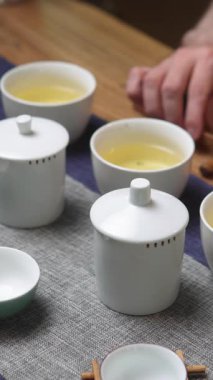 Kendinizi narin çay fincanları ve doğal elementlerin olduğu huzurlu ve huzurlu bir çay törenine daldırın. Medya