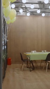 Birçok masası ve çeşitli eğlence aktiviteleri için büyük bir tırmanma yapısı olan büyük bir kapalı alan. Yaratıcı