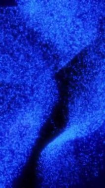 Video, yenilik ve yaratıcılığı vurgulayarak sunumlar için mükemmel hale getiren, karmaşık nokta kalıplı mavi bir arkaplan sergiliyor.