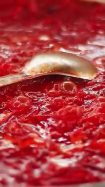 Kaynayan pancar çorbasının detaylı bir yakın plan görüntüsü zengin, canlı kırmızı rengini ve eşsiz dokusunu vurguluyor. Medya