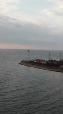 İspanya 'daki yarımadanın kıyısındaki devasa deniz fenerinin harika manzarası. Stok görüntüleri. Helikopter saldırısı. Bir kuşun gözünden bak. İHA 'nın yavaş uçuşu, hızlandırılmış video. Sakin