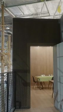 Toplantılar ve toplantılar için tasarlanmış tırmanma yapıları ve rahat mekanlarla övünen çağdaş bir kapalı alan. Yaratıcı