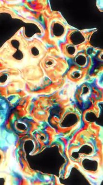 Karanlık ve büyüleyici bir arka plana karşı canlı ve dinamik soyut sıvı animasyonu.