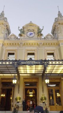 Monte Carlo 'nun zarif kumarhanesi Alacakaranlık' ta aydınlanmış yüzüyle ziyaretçilere hoş geldin diyor.