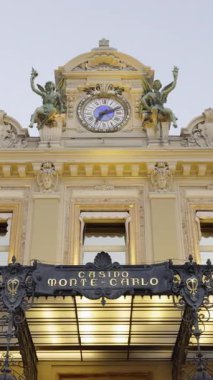 Monte Carlo Kumarhanesi 'nin gösterişli yüzü alacakaranlıkta aydınlandı, mimari ihtişamını gözler önüne serdi.