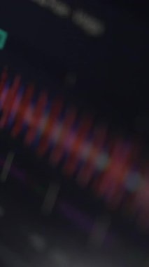 Profesyonel konser eşitleyicisine yakın çekim, müziğin veya herhangi bir sesin frekans aralığını analiz eder ve değiştirebilir. Görüntü. Yumuşak odaklı, bulanık.