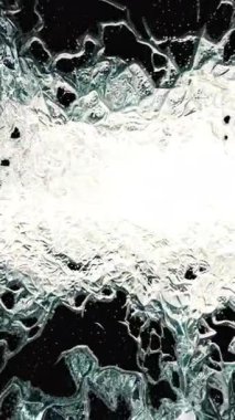 Dinamik ve büyüleyici soyut sıvı kalıpları, beyaz ve şeffaf elementlerin bir karışımını gösteriyor.