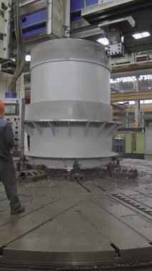 Çalışkan bir işçi, en uygun üretim için endüstriyel süreçlere odaklanarak, bir fabrikada karmaşık makineleri ustalıkla çalıştırıyor. Menkul Kıymetler
