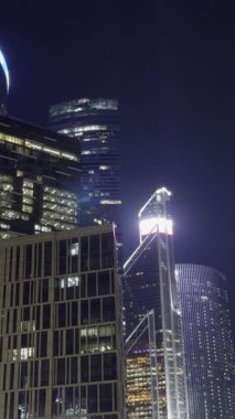 Moskova Uluslararası İş Merkezi 'nin geceleri gökdelenlerine altı farklı bakış açısı