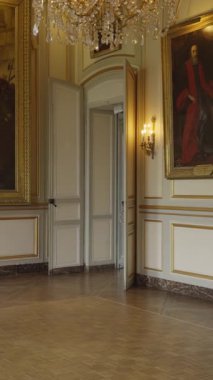 Fransız sarayının iç kısımlarında büyük tablolar, kristal bir avize ve mermer bir şömine var.