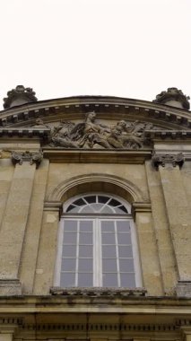 Fransız barok mimarisini gözler önüne seren Vikont şatosunun taş cephe ayrıntıları.