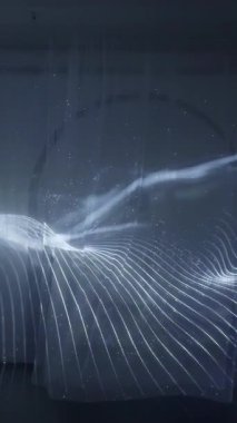 Kumaşa yansıtılan ışık desenleri büyüleyici bir görsel etki yaratır