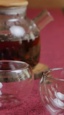 Bu videoda, fincanlara çay doldurma ritüelini vurgulayan sakin bir çay dökme sekansı sergileniyor. Medya