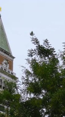 Aziz Marks 'ın yer aldığı Venedik şehir manzarası, kampanyalar, tarihi binalar ve ağaçlar, kentin mimari güzelliğini ve doğal unsurlarını gözler önüne seriyor.