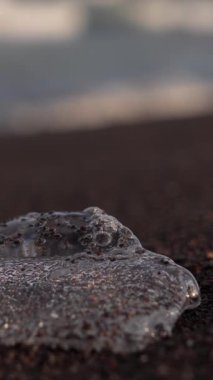 Çakıl taşlı okyanus kıyısında taş olan güzel bir deniz arka planı. Görüntü. Yakın plan. Arka plan bulanık. Okyanus dalgaları, doğanın güzelliği. Yüksek kalite 4k