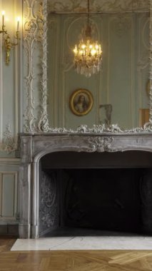 Saray balo salonu kapısı yavaşça açılıyor. İçi şömine ve avizeyle dolu.