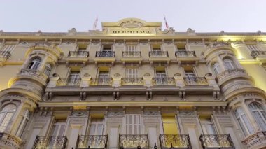 Monte Carlo 'daki görkemli inziva oteli güzel çağın mimarisini gösteriyor.