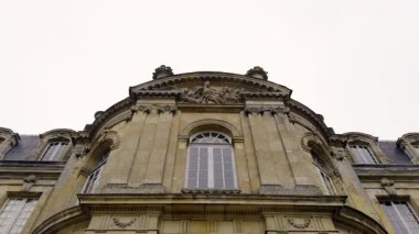 Fransız barok mimarisini gözler önüne seren Vikont şatosunun taş cephe ayrıntıları.
