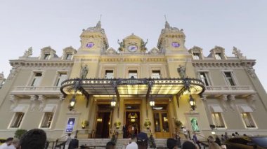Monte Carlo 'nun zarif kumarhanesi Alacakaranlık' ta aydınlanmış yüzüyle ziyaretçilere hoş geldin diyor.