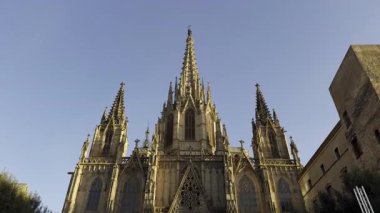 Kutsal haçın ve Aziz Eulalia 'nın katedralinin mimari detayları açık mavi gökyüzüne karşı duruyor.