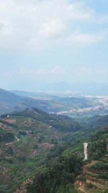 Nefes kesici panoramik manzara kayan tepeleri ve parlak, berrak mavi gökyüzünün altındaki yemyeşil vadileri gösteriyor. Medya