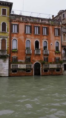 Grand Canal 'da yol alıyoruz, Contarini dei Cavalli köşesine ve bitişik binalara yaklaşıyoruz.