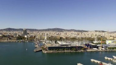 Barselona, İspanya, Port vell marinası ve şehir manzarası canlı deniz manzarası ve şehir manzarası.