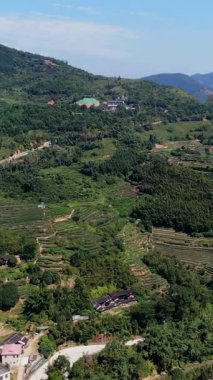 Çarpıcı doğal bir manzarada, yuvarlanan tepelerin ve büyüleyici köylerin nefes kesici hava manzarasının tadını çıkarın. Medya