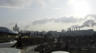 Endüstriyel bacalar Moskova ufuk çizgisine büyük duman bulutları yayıyor, kentsel kirlilik ile ilgili bir manzara.
