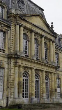 İnce ışıklandırma varyasyonları Sur Marne Şatosu 'nun mimari detaylarını vurgular.