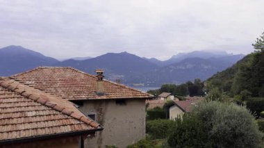 Çatıya göl komedisi ve arka planda Alpler olan bir televizyon anteni kurulumu