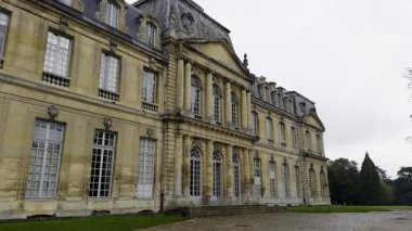 İnce ışıklandırma varyasyonları Sur Marne Şatosu 'nun mimari detaylarını vurgular.