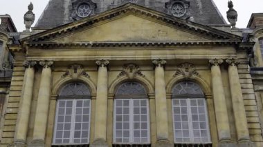 Saray pencereleri yavaş yavaş açılıyor, dekoratif mimariyi gözler önüne seriyor ve zarif iç mekanı gözler önüne seriyor.