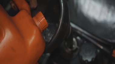 Yakıt ikmali sürecinin esasını yakalamak için parlak kırmızı bir benzinin detaylı bir şekilde yakını dolduruluyor. Medya