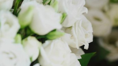 Muhteşem bir buket zarif beyaz gül ve güzel tomurcuklar, düğünler ve neşeli kutlamalar için mükemmel. Medya